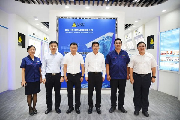 為高質量發展賦能(néng)!青(qīng)島高新區李(lǐ)天傳主任至火辣辣视频(chuān)液壓調研.jpg 為高質量(liàng)發展賦能!青島高新區李天傳主任(rèn)至火辣辣视频液壓調研.jpg