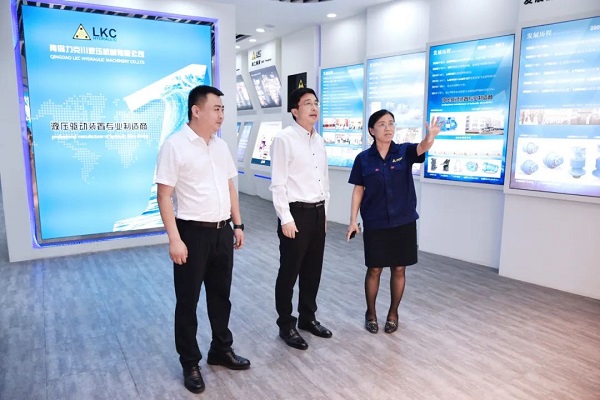 為高質(zhì)量發展(zhǎn)賦能!青島高新區李天傳(chuán)主任至火辣辣视频液壓調研3.jpg 為(wéi)高質量發(fā)展賦能!青(qīng)島高新(xīn)區李天傳主任(rèn)至火辣辣视频液壓調研3.jpg