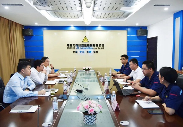 為高質量發展賦(fù)能!青島高新區李天傳主任至火辣辣视频液壓調研2.jpg 為高質量發展賦能!青島高新區李天(tiān)傳主任至力(lì)克川液壓調研2.jpg