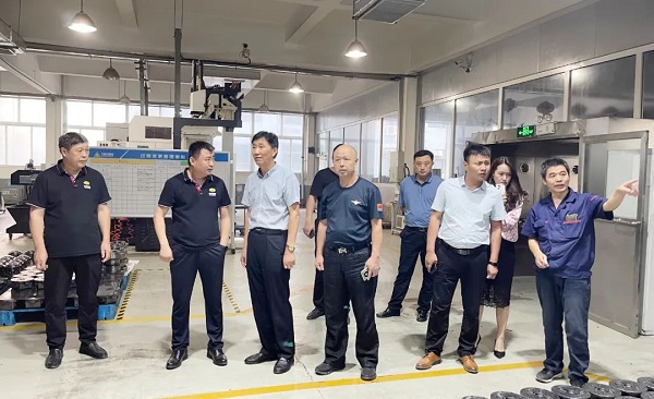 青島德州老鄉會宮兆東秘書長(zhǎng)、禹城市在青流動(dòng)黨員黨總支籌建負責(zé)人劉建(jiàn)民一(yī)行7人蒞臨(lín)公司參觀(guān)調研4.jpg 青島德州老鄉會宮兆東秘書長、禹城市在青流動黨員(yuán)黨(dǎng)總支(zhī)籌建負責人劉建民一行7人蒞臨公司參觀調研(yán)4.jpg