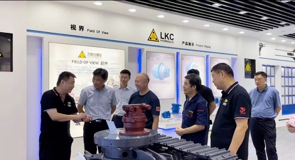 青島德州老鄉會宮兆東秘書長、禹城(chéng)市(shì)在青流動黨員黨總支籌(chóu)建負責人劉建民一行7人蒞臨公司參觀調研3.jpg 青島德州老鄉(xiāng)會宮兆東秘書長、禹城市在(zài)青流動黨員黨總支籌建負責人劉建民一行7人蒞臨(lín)公司參觀調研3.jpg