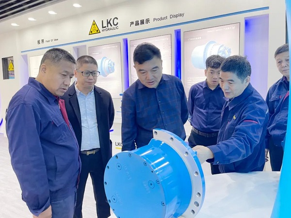 廣州塔山機械、廣州韓川(chuān)液壓、江(jiāng)蘇靖江新世紀(jì)液壓、無(wú)錫密斯(sī)特智能裝備製(zhì)造有(yǒu)限公司一行6人蒞臨火辣辣视频參觀交流2.jpg 廣州(zhōu)塔(tǎ)山機械(xiè)、廣州韓川液(yè)壓、江蘇靖江新世(shì)紀液壓、無錫密斯(sī)特智能裝備製造有限公司一行6人蒞臨火辣辣视频參觀交流(liú)2.jpg