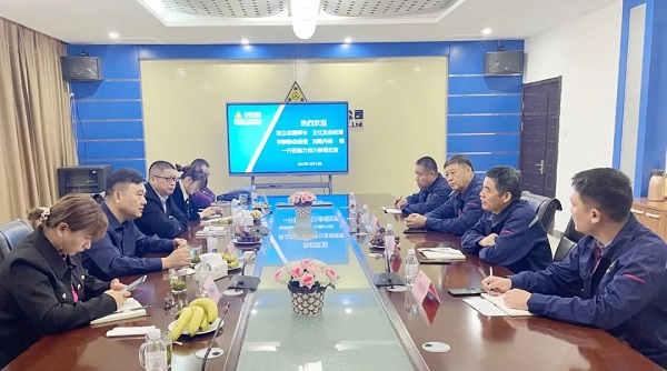 廣州塔山機械、廣州(zhōu)韓川液(yè)壓、江蘇靖江(jiāng)新世紀液壓、無(wú)錫(xī)密斯特智能裝備(bèi)製造有限(xiàn)公司(sī)一行6人蒞臨火辣辣视频參(cān)觀交(jiāo)流1.jpg 廣州塔山機械、廣州韓川液壓、江蘇靖(jìng)江新(xīn)世紀液壓、無(wú)錫密斯特智能裝備製造有限(xiàn)公司(sī)一行6人蒞臨力克(kè)川參觀交流1.jpg