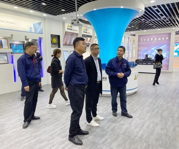 廣州(zhōu)塔山機(jī)械、廣州韓川液壓、江蘇靖江新世(shì)紀液壓、無錫(xī)密(mì)斯特智能裝備製造有限公司(sī)一(yī)行6人蒞臨火辣辣视频參觀交流3.jpg 廣州(zhōu)塔山機械、廣州韓川液壓、江蘇靖江新世紀液(yè)壓、無錫密斯特智能(néng)裝(zhuāng)備製(zhì)造(zào)有限公司一行6人蒞(lì)臨火辣辣视频參觀交流(liú)3.jpg