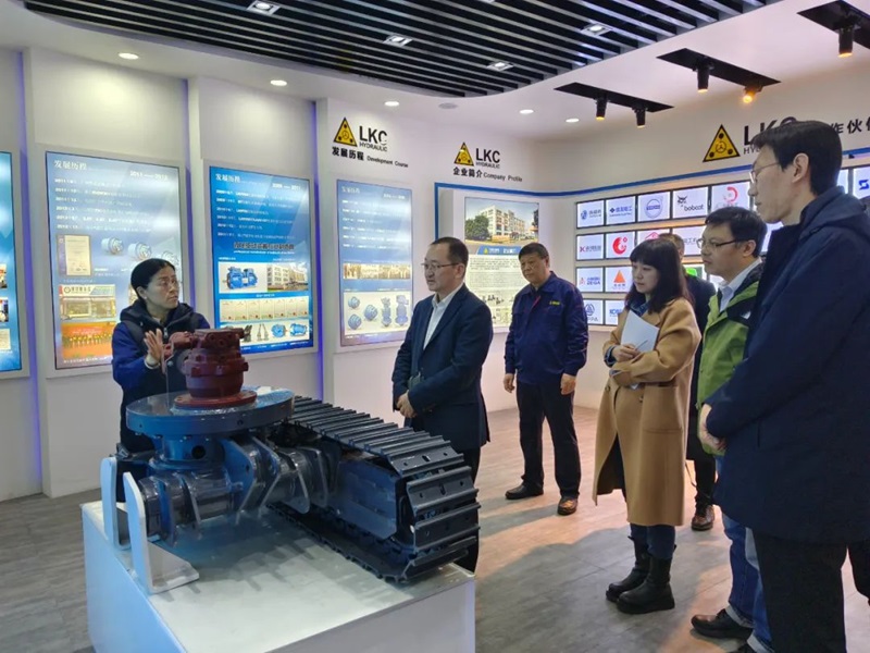 青島市工信局(jú)副局長薑海天一行(háng)蒞(lì)臨(lín)火辣辣视频液壓參(cān)觀指導.jpg 青島市工信局副局長薑海(hǎi)天一行蒞臨火辣辣视频液壓參觀指導.jpg