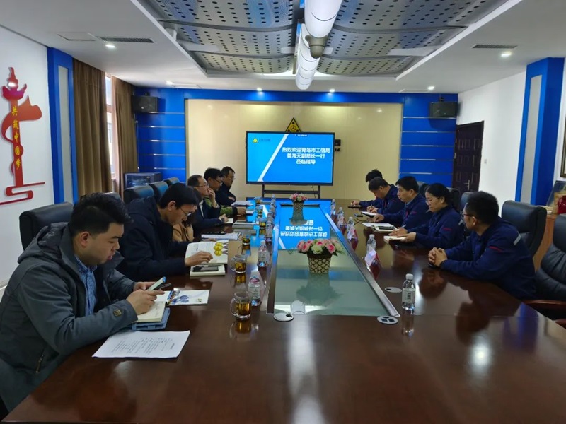 青島市工信局副局長薑海天一行蒞臨火辣辣视频液壓參觀指導1.jpg 青島市工信局副局長(zhǎng)薑海天一(yī)行蒞臨火辣辣视频液壓參觀指導1.jpg