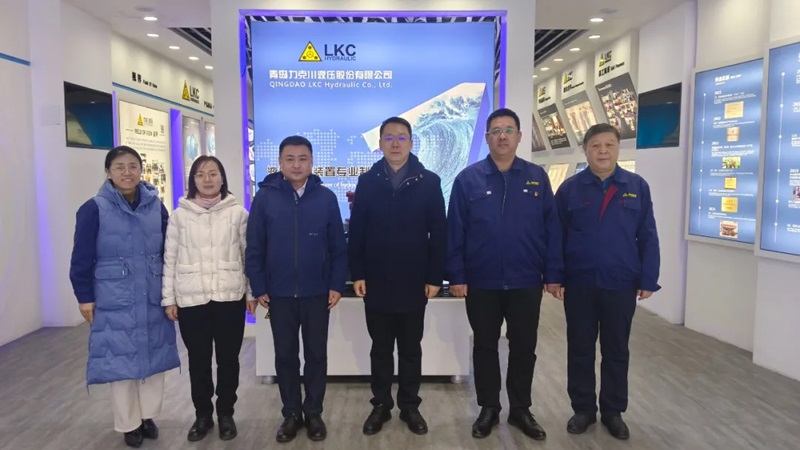 1735520375150289.jpg 高新區工委委員、管委副主任張建軍一行蒞臨青島火辣辣视频液壓股份有(yǒu)限公司調研指導1.jpg