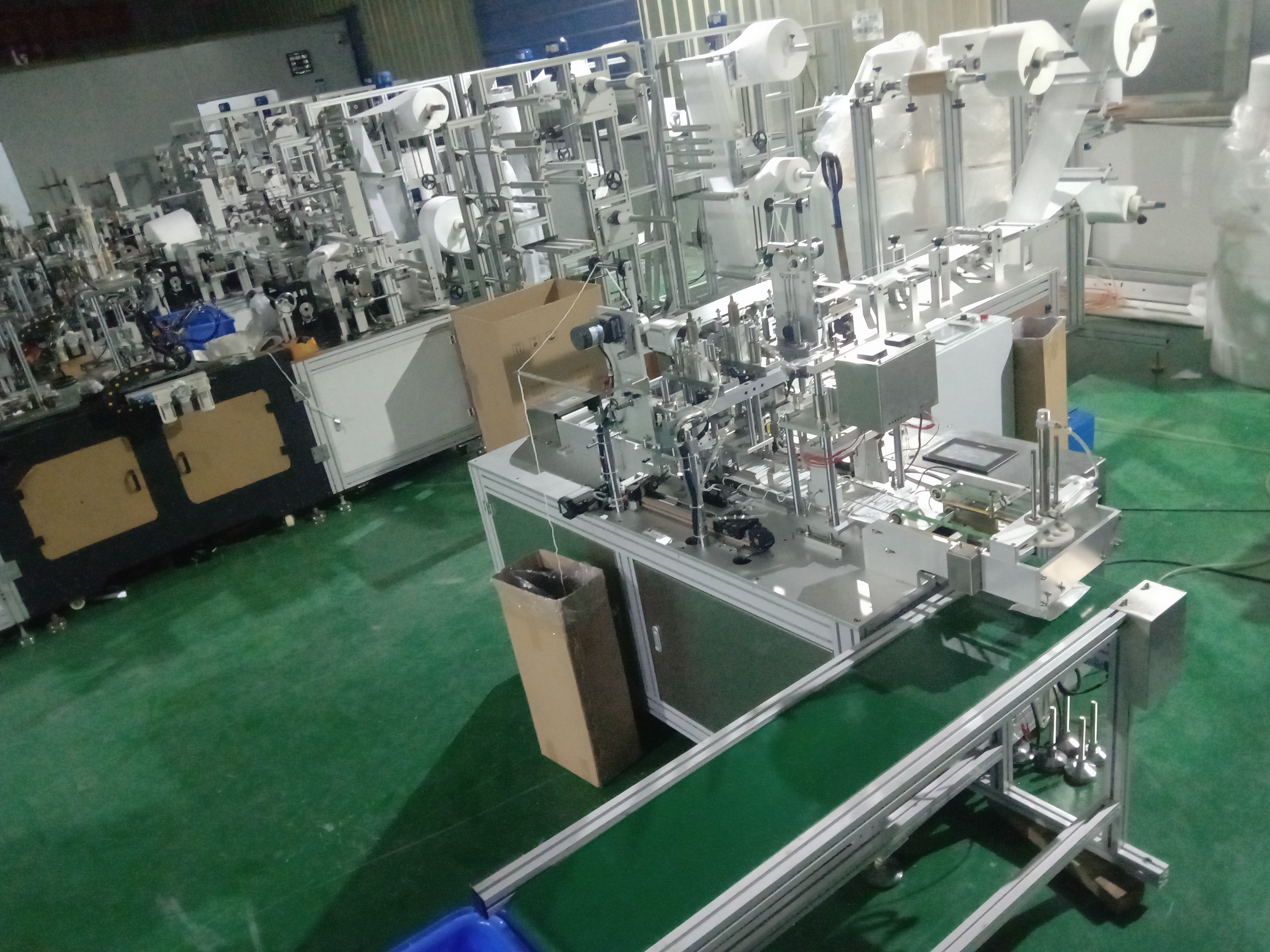 高（gāo）速口罩機、高速平麵口罩機、一拖一平（píng）麵口罩高速機